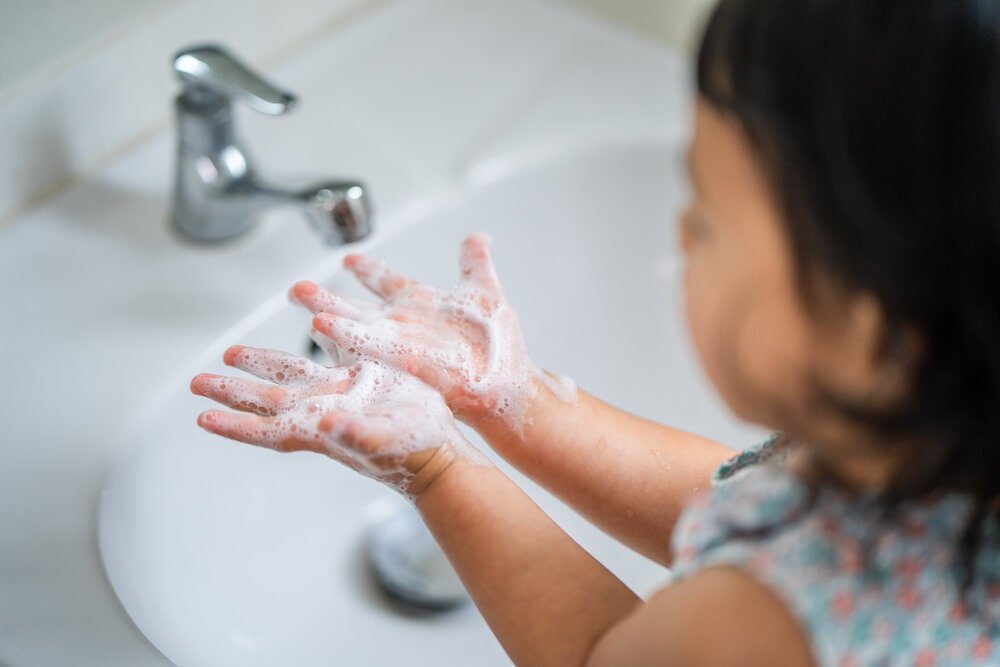 Anak mencuci tangan
