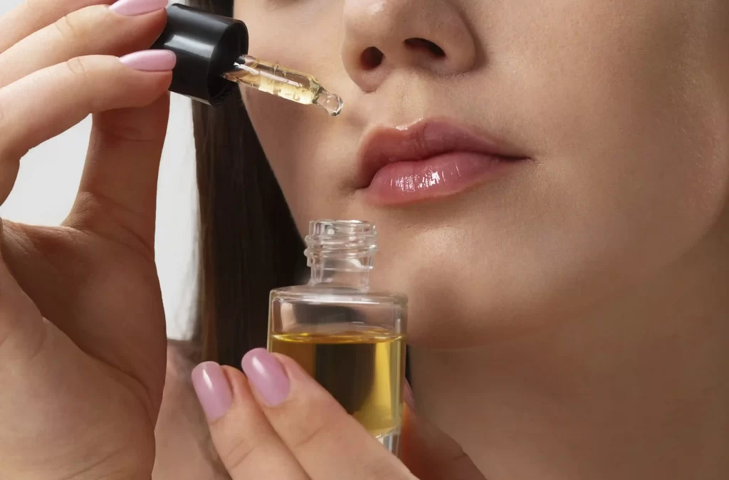 Olesi bibir dengan minyak zaitun