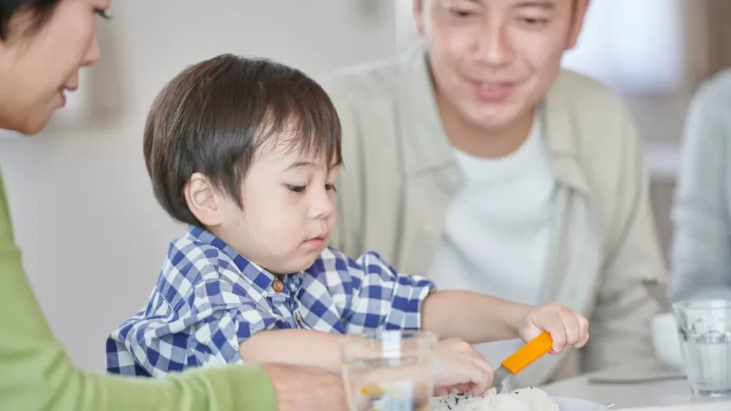 Anak Belajar Makan Sendiri